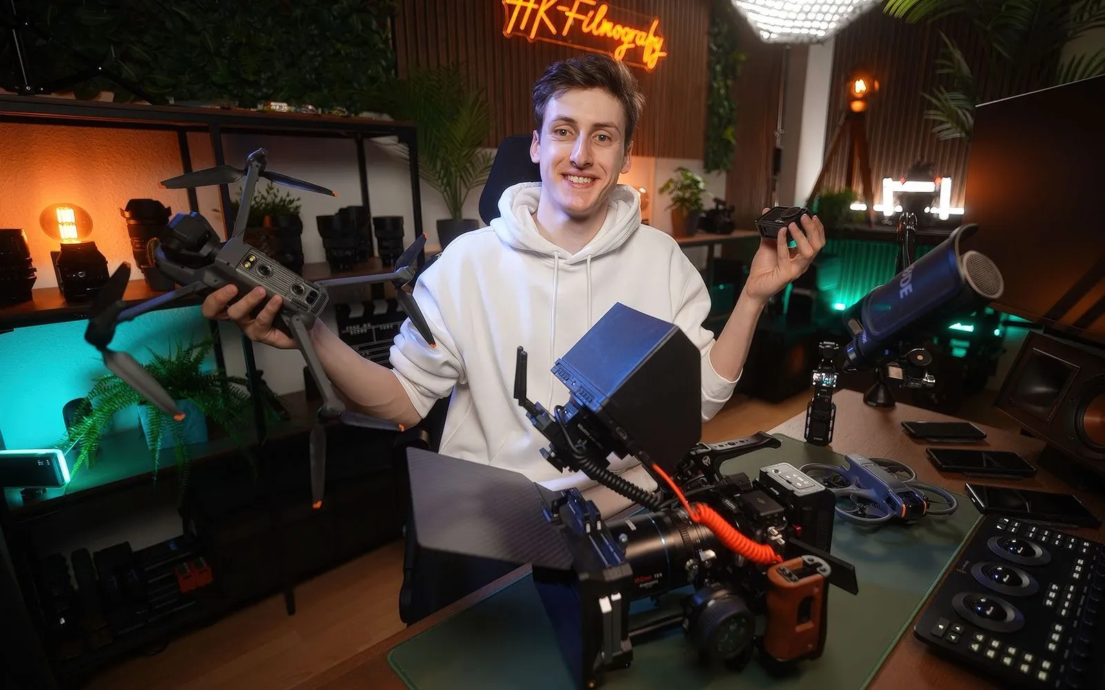 Hannes Köttner am Arbeitsplatz mit Kamera-Rig und Drohne