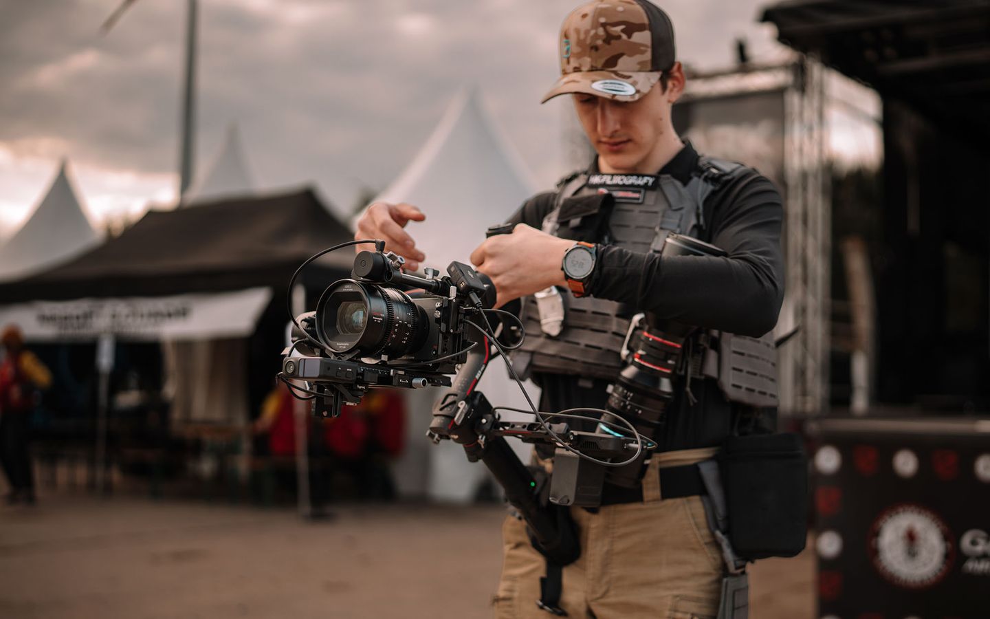 Hannes mit Kamera-Rig auf einer Outdoor-Veranstaltung