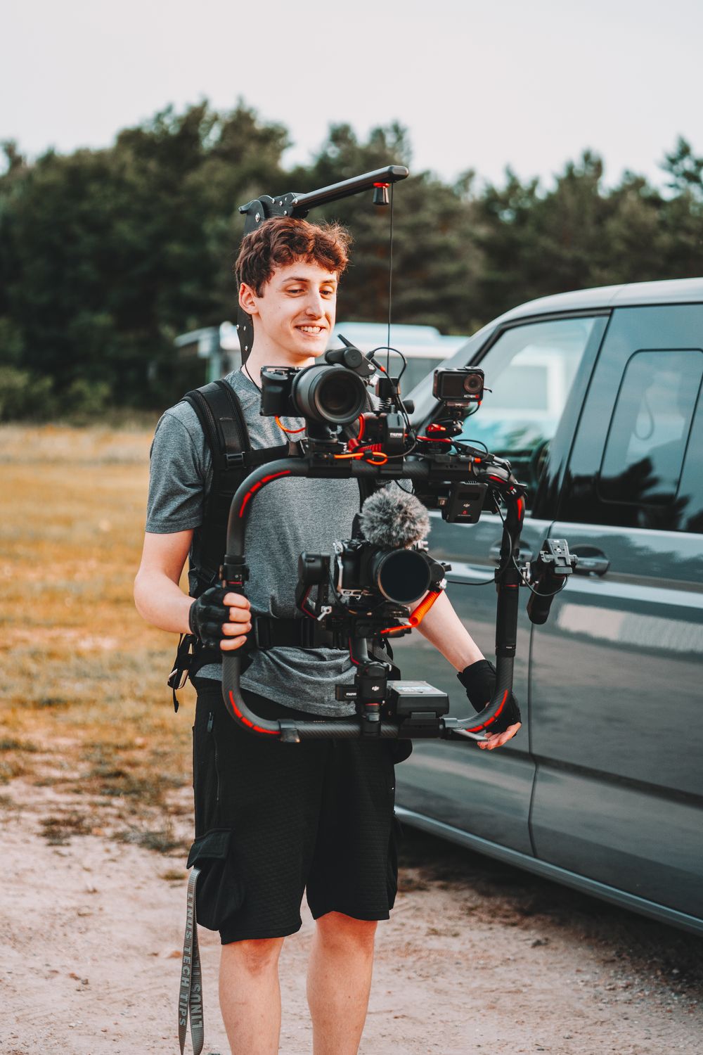Hannes Köttner mit Kamera-Gimbal im Freien