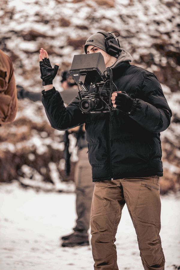 Hannes gibt beim Winterdreh mit Kamera-Rig Regieanweisungen